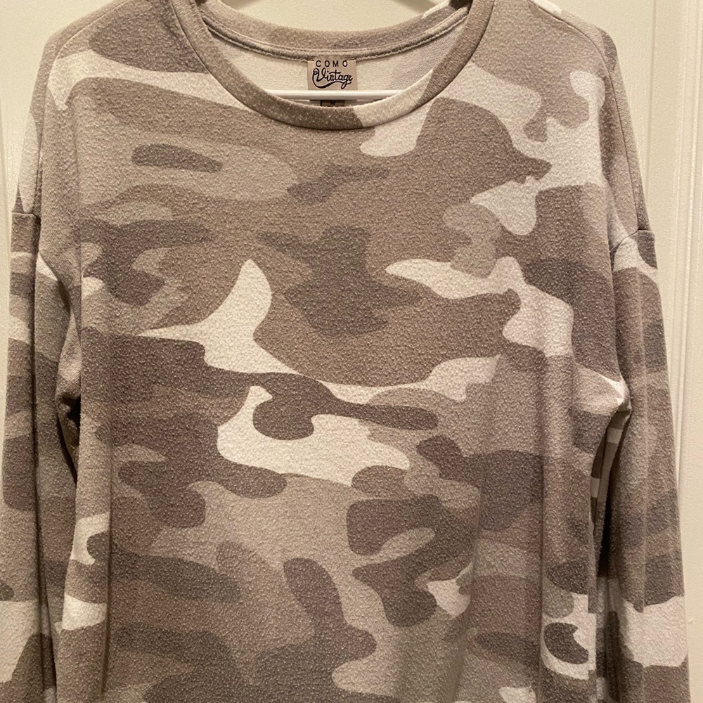 long sleeve camo top , brand: como vintage , size: M
